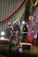 観客をバックに撮影するチャラン・ポ・ランタン。