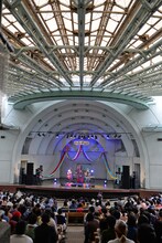 「チャラン・ポ・ランタン ツアー2015『唄とアコーディオンの姉妹劇場千秋楽 ～結成6周年記念～』“ブタ音楽祭”」の様子。