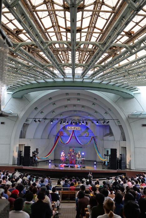 「チャラン・ポ・ランタン ツアー2015『唄とアコーディオンの姉妹劇場千秋楽 ～結成6周年記念～』“ブタ音楽祭”」の様子。