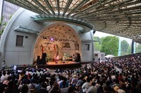 「チャラン・ポ・ランタン ツアー2015『唄とアコーディオンの姉妹劇場千秋楽 ～結成6周年記念～』“ブタ音楽祭”」の様子。