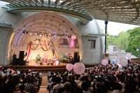 “Oppai”風船が飛び交う上野恩賜公園野外ステージ。