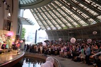 “Oppai”風船が飛び交う上野恩賜公園野外ステージ。