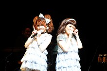 左から田中れいな（LoVendoЯ）、渡瀬マキ（LINDBERG）。