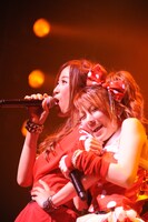 左から岡田万里奈（LoVendoЯ）、田中れいな（LoVendoЯ）。