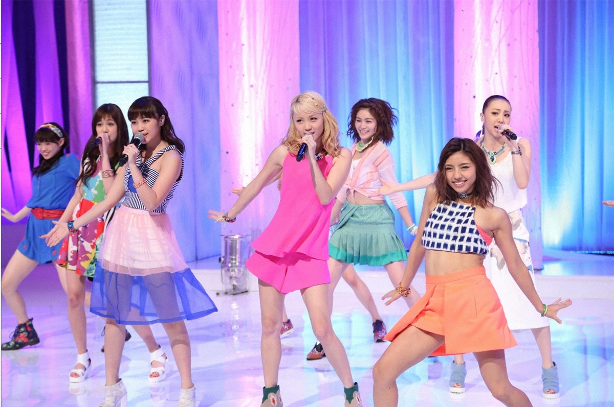 「Anniversary!!」を披露するE-girls。 (c)フジテレビ