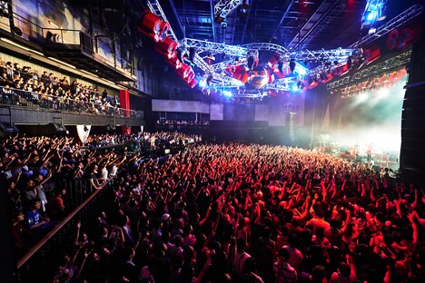 「MIYAVI Tour 2015 "WE ARE THE OTHERS"」新木場STUDIO COAST公演の様子。(c)Yusuke Okada