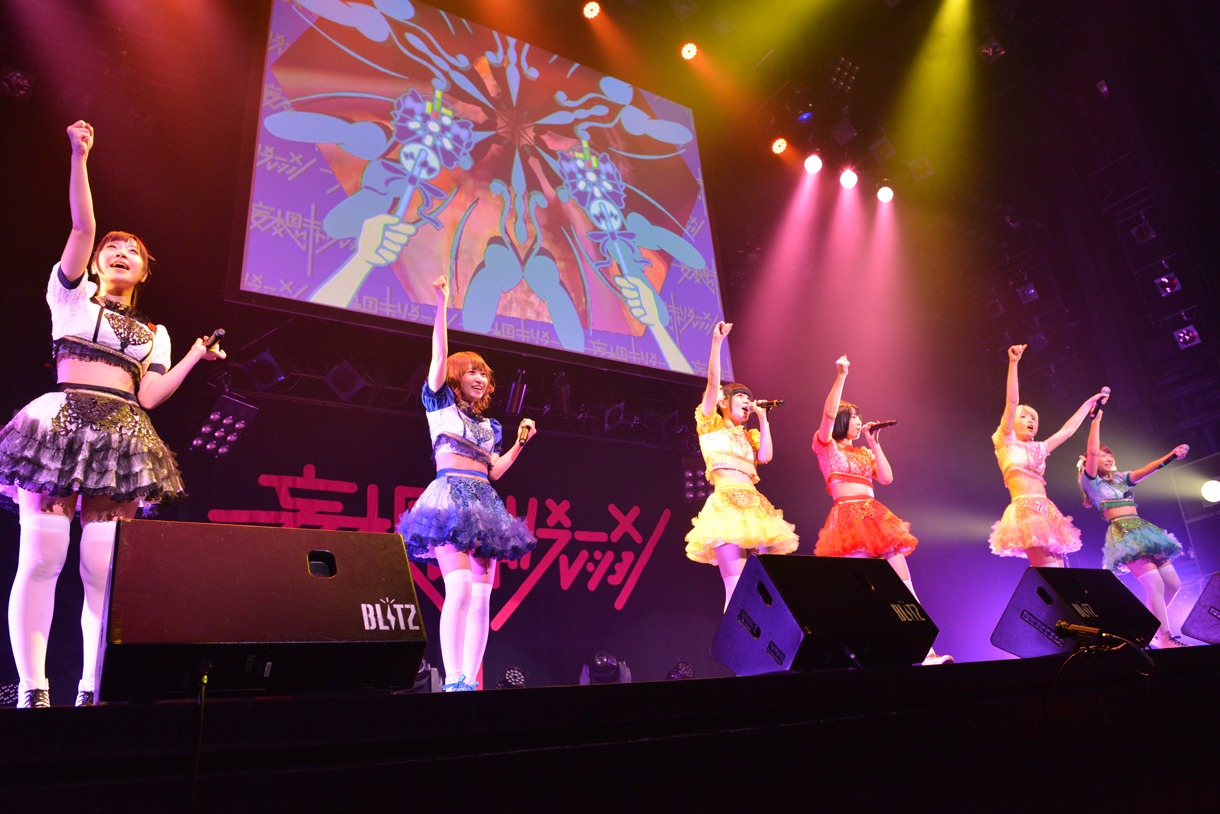 「妄想キャリブレーション LIVE2015春 妄想ファンタジア in 赤坂BLITZ」の様子。