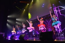 「妄想キャリブレーション LIVE2015春 妄想ファンタジア in 赤坂BLITZ」の様子。