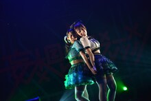 桜野羽咲、水城夢子による「幸福結界」歌唱の様子。