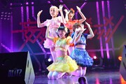双葉苗、星野にぁ、胡桃沢まひる、雨宮伊織による「君もClap your Hands!」歌唱の様子。