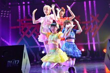 双葉苗、星野にぁ、胡桃沢まひる、雨宮伊織による「君もClap your Hands!」歌唱の様子。