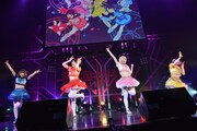 双葉苗、星野にぁ、胡桃沢まひる、雨宮伊織による「君もClap your Hands!」歌唱の様子。