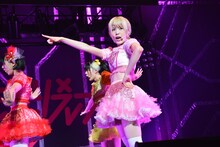 双葉苗、星野にぁ、胡桃沢まひる、雨宮伊織による「君もClap your Hands!」歌唱の様子。