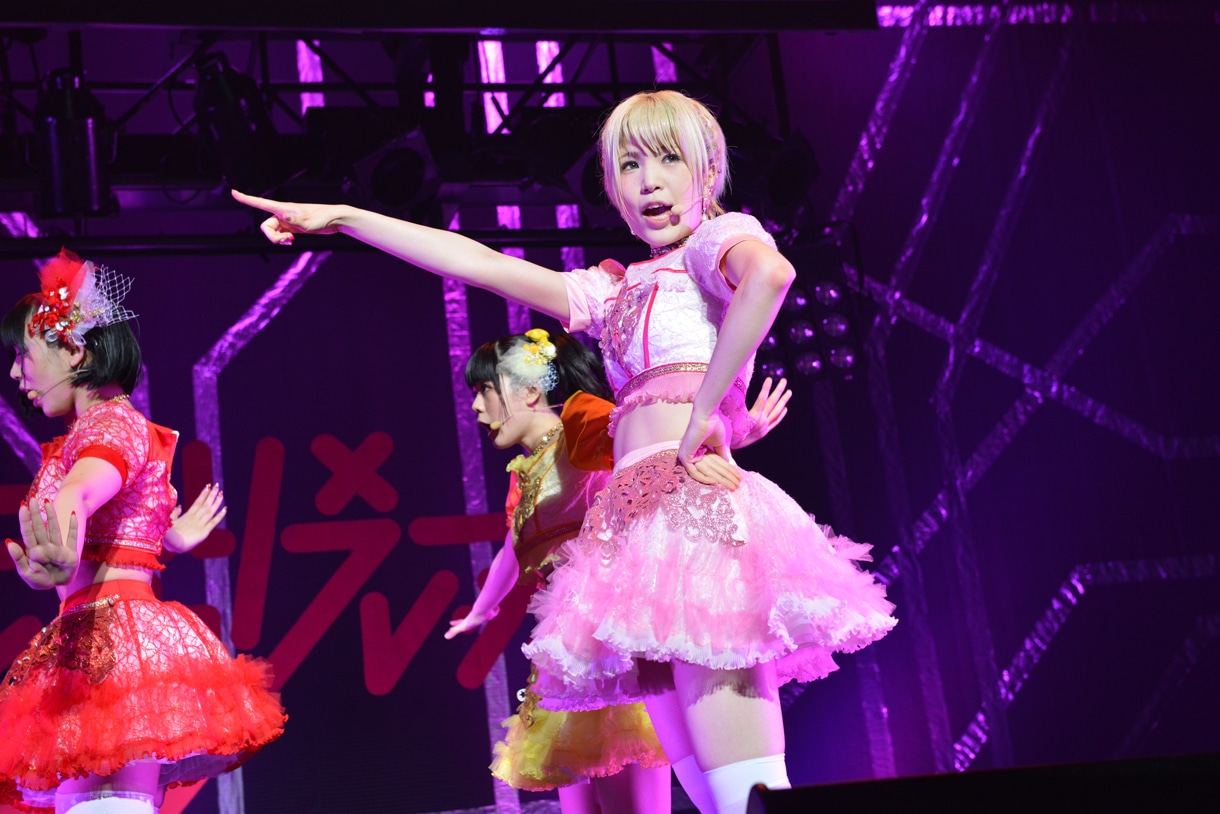 双葉苗、星野にぁ、胡桃沢まひる、雨宮伊織による「君もClap your Hands!」歌唱の様子。