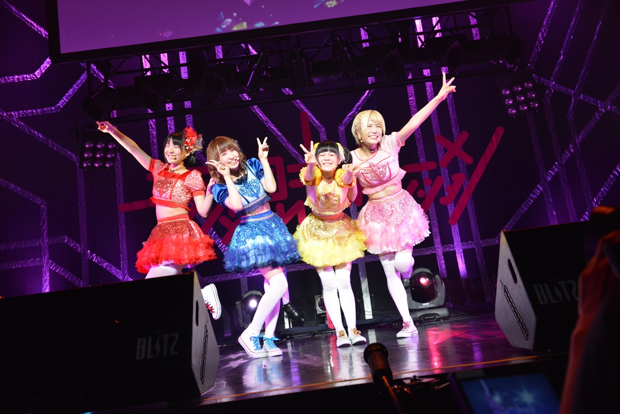 双葉苗、星野にぁ、胡桃沢まひる、雨宮伊織による「君もClap your Hands!」歌唱の様子。