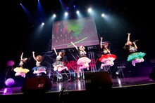 「妄想キャリブレーション LIVE2015春 妄想ファンタジア in 赤坂BLITZ」の様子。