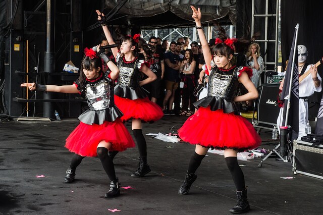 今週の人気画像3位は「BABYMETAL、“鋼鉄神”Judas Priestと対面」より、「ROCK ON THE RANGE 2015」出演時のBABYMETAL。(c)Amuse Inc.
