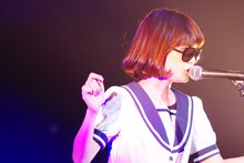 「ブルーベリーシガレット」を歌う吉澤嘉代子。（撮影：IDE）