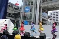 チームしゃちほこ「『天才バカボン』リリース記念 フリーなイベント」愛知・オアシス21公演の様子。