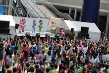 チームしゃちほこ「『天才バカボン』リリース記念 フリーなイベント」愛知・オアシス21公演の様子。