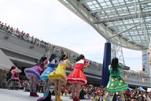 チームしゃちほこ「『天才バカボン』リリース記念 フリーなイベント」愛知・オアシス21公演の様子。