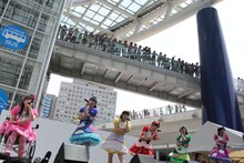 チームしゃちほこ「『天才バカボン』リリース記念 フリーなイベント」愛知・オアシス21公演の様子。