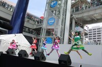 チームしゃちほこ「『天才バカボン』リリース記念 フリーなイベント」愛知・オアシス21公演の様子。