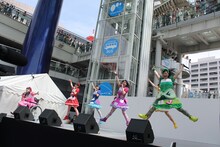 チームしゃちほこ「『天才バカボン』リリース記念 フリーなイベント」愛知・オアシス21公演の様子。