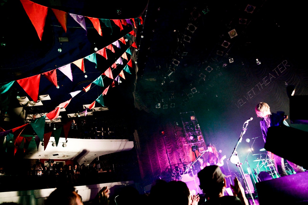 GLIM SPANKY「『褒めろよ』リリースツアーファイナルワンマン“Velvet Theater in 東京キネマ倶楽部”」の様子。（撮影：大畑陽子）