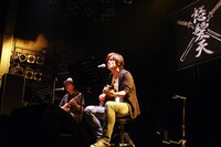 モイル&ポロッサ（上原子友康、上田健司）（写真提供：テイチクエンタテインメント）