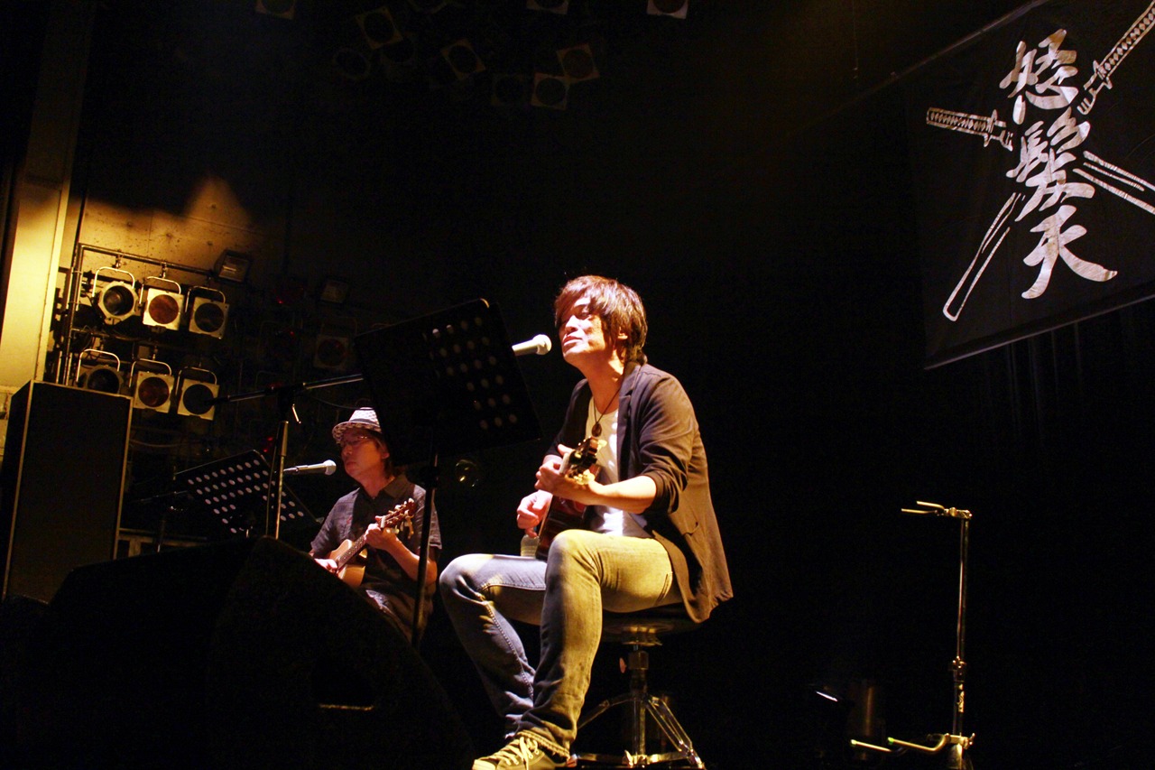 モイル&ポロッサ（上原子友康、上田健司）（写真提供：テイチクエンタテインメント）