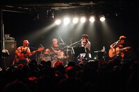 アコースティック編成で演奏を行う怒髪天。（撮影：石井麻木）