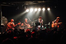 アコースティック編成で演奏を行う怒髪天。（撮影：石井麻木）