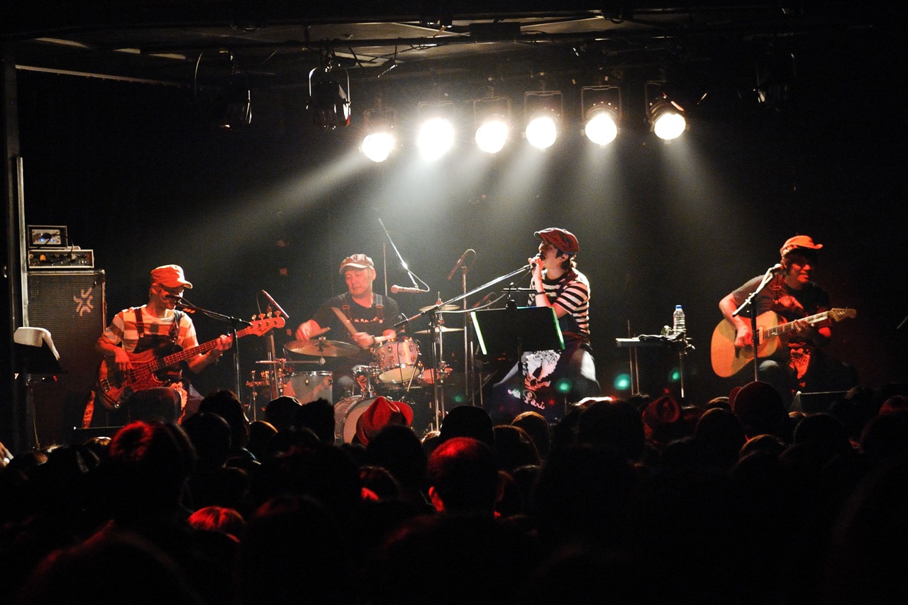 アコースティック編成で演奏を行う怒髪天。（撮影：石井麻木）