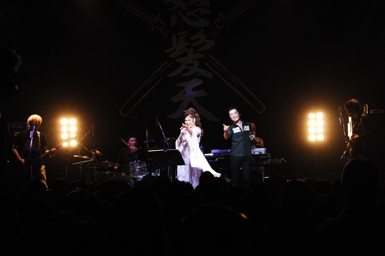 怒髪天と八代亜紀。（撮影：石井麻木）