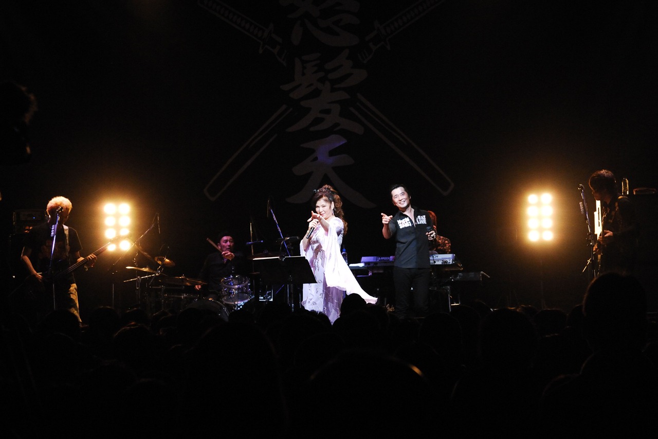 怒髪天と八代亜紀。（撮影：石井麻木）