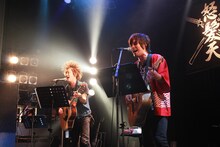 タワレコフォークソング部としてセッションを行うNAOKI（SA）と上原子友康（怒髪天）。（写真提供：テイチクエンタテインメント）