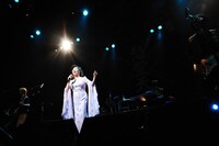 怒髪天と共演する八代亜紀。（撮影：石井麻木）