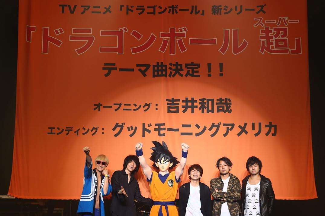 孫悟空と記念撮影を行った吉井和哉（左から2番目）とグッドモーニングアメリカ。（撮影：山本倫子）