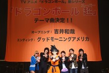 孫悟空とかめはめ波を決める吉井和哉（左から2番目）とグッドモーニングアメリカ。（撮影：山本倫子）