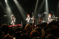 「fox capture plan UNDERGROUND tour」UNIT公演の様子。 （撮影：関口佳代）