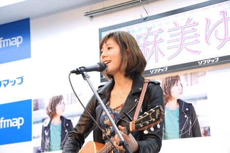 「Re Start～明日へ～」を歌唱する麻美ゆま。