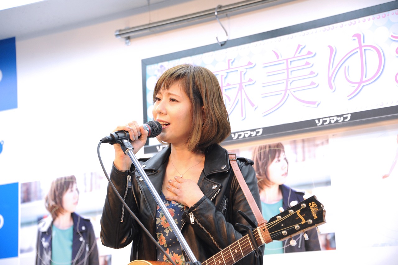 「Re Start～明日へ～」を歌唱する麻美ゆま。