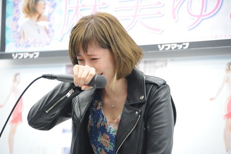 綾小路翔からのコメントを受け、涙する麻美ゆま。