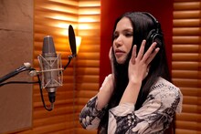 「On Your Side」を歌うSuperfly。