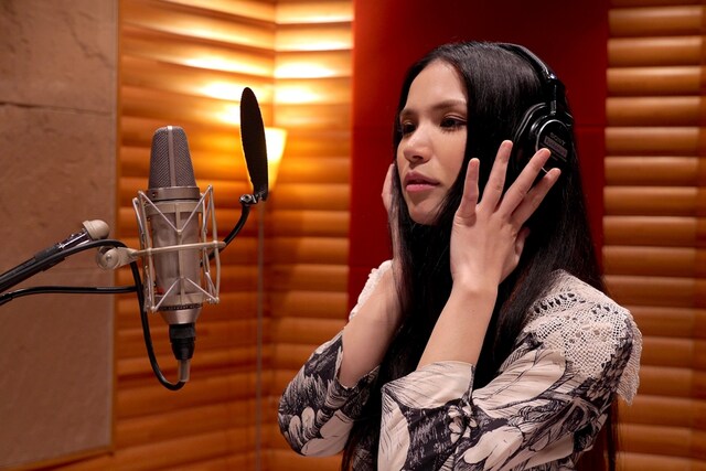 「On Your Side」を歌うSuperfly。