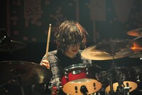 ナオミチ（Dr / KNOCK OUT MONKEY）（Photo by TEPPEI）