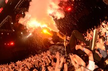 CO2を噴射するナオミチ（Dr / KNOCK OUT MONKEY）。（Photo by TEPPEI）