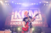 w-shun（Vo, G / KNOCK OUT MONKEY）（Photo by TEPPEI）