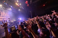 KNOCK OUT MONKEY「TOUR 2015 "Mr. Foundation" -Final-」新木場STUDIO COAST公演の様子。（Photo by TEPPEI）